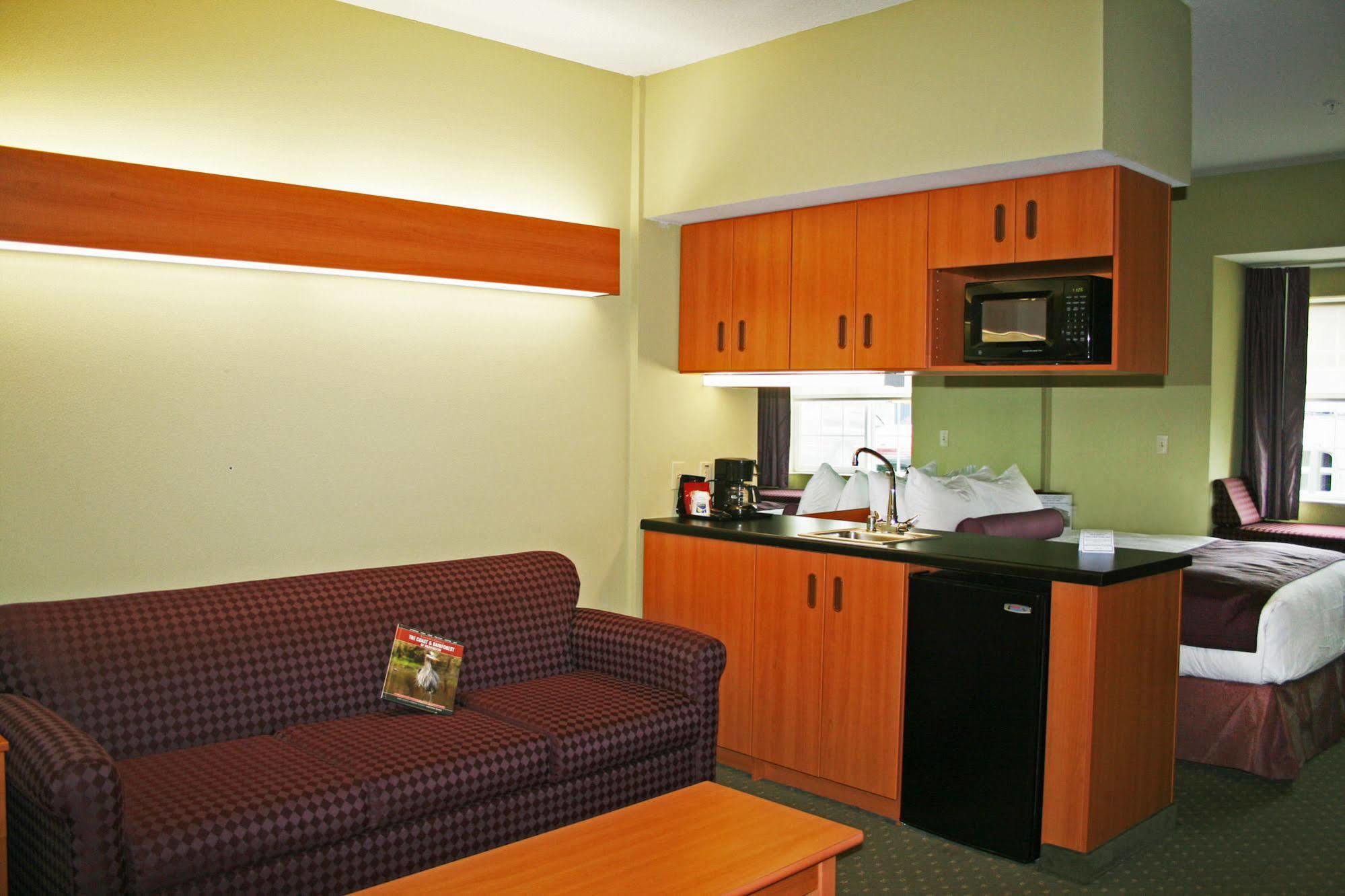 Stay Beyond Inn & Suites Elma Esterno foto